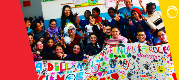 Foto di gruppo con striscione realizzato dai bambini dell aDirezione didattica Edmondo De Amicis