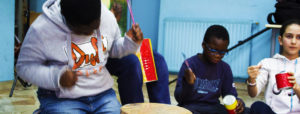 bambini della Scuola De Amicis di Palermo che suonano le percussioni