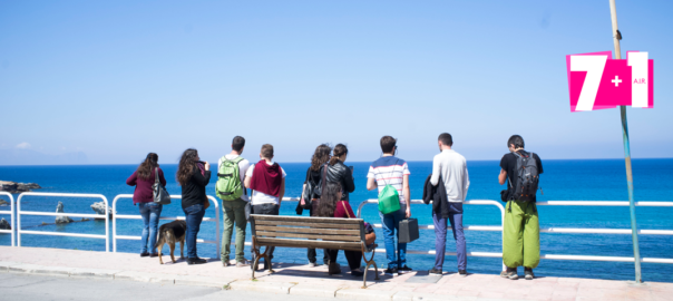9 ragazzi guardano il mare di Terrasini