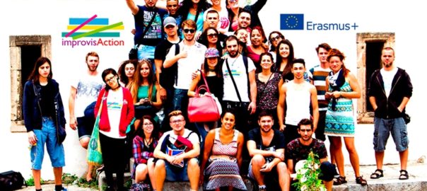 gruppo di giovani in uno scambio Erasmus+ dal titolo ImprovisAction